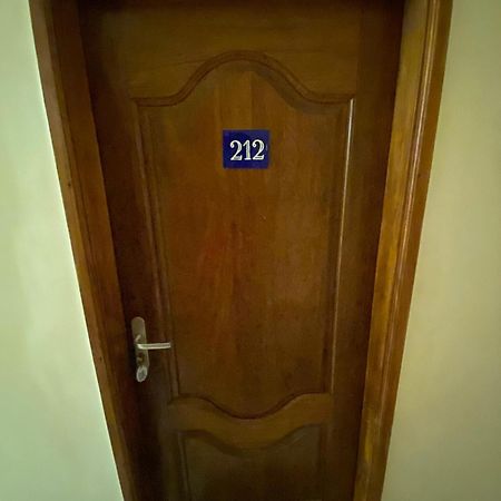 Marys Guest House Ломе Экстерьер фото