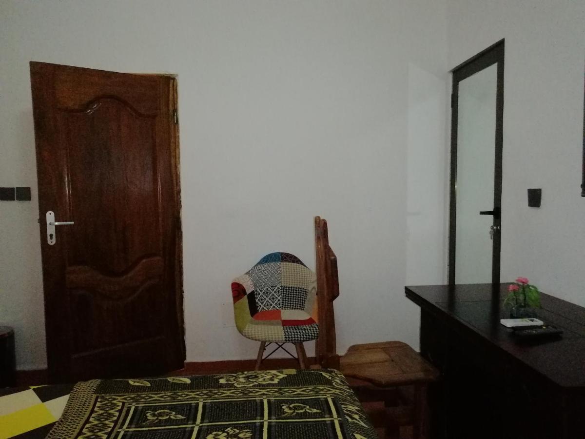 Marys Guest House Ломе Экстерьер фото
