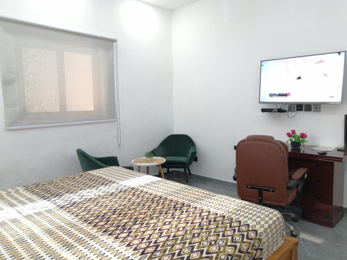 Marys Guest House Ломе Экстерьер фото