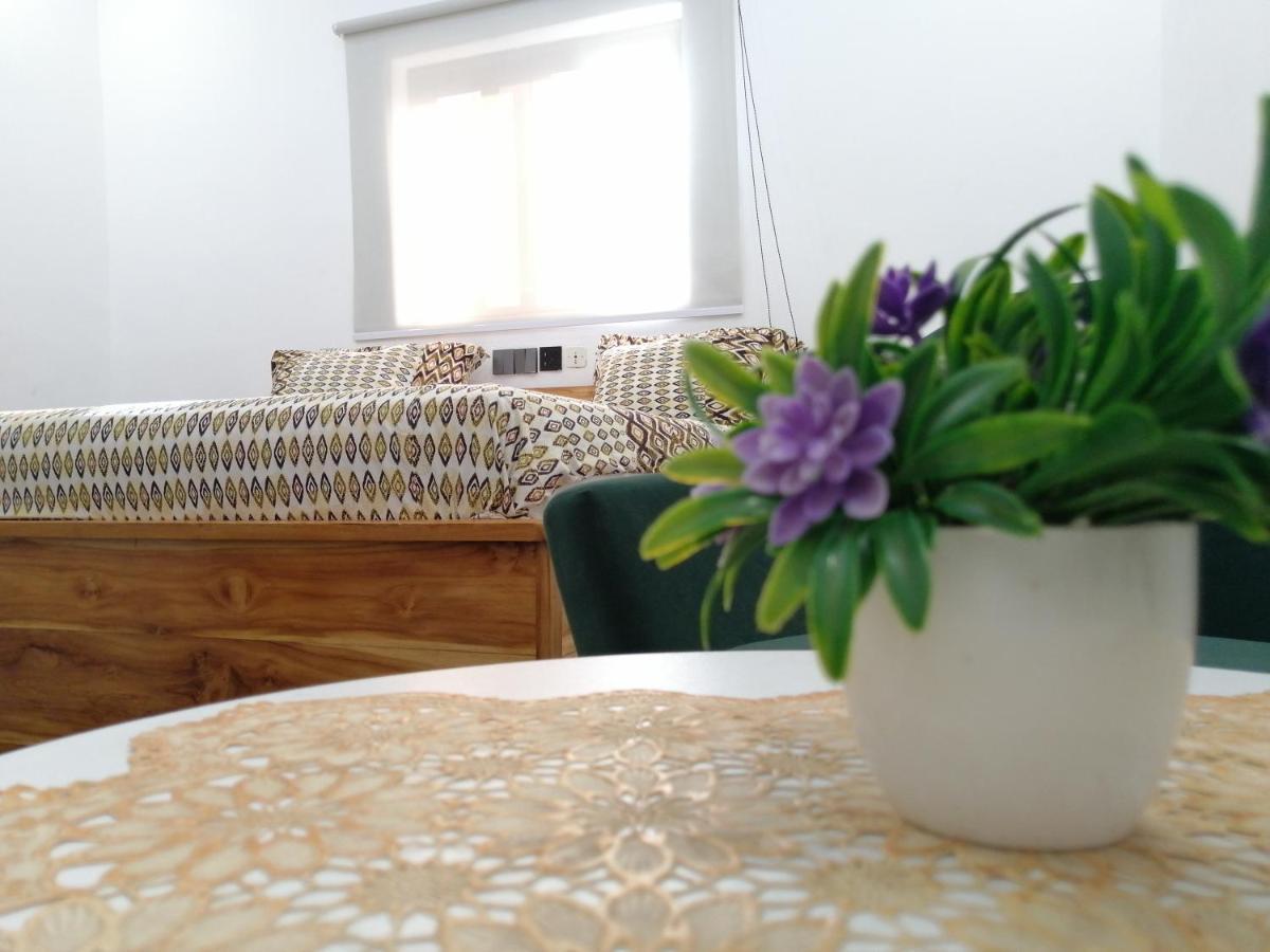 Marys Guest House Ломе Экстерьер фото