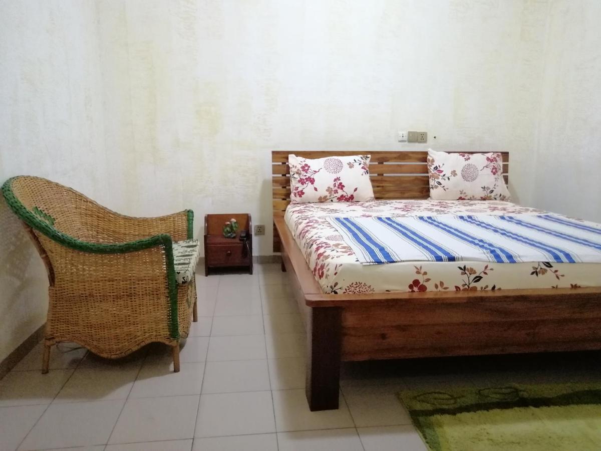 Marys Guest House Ломе Экстерьер фото