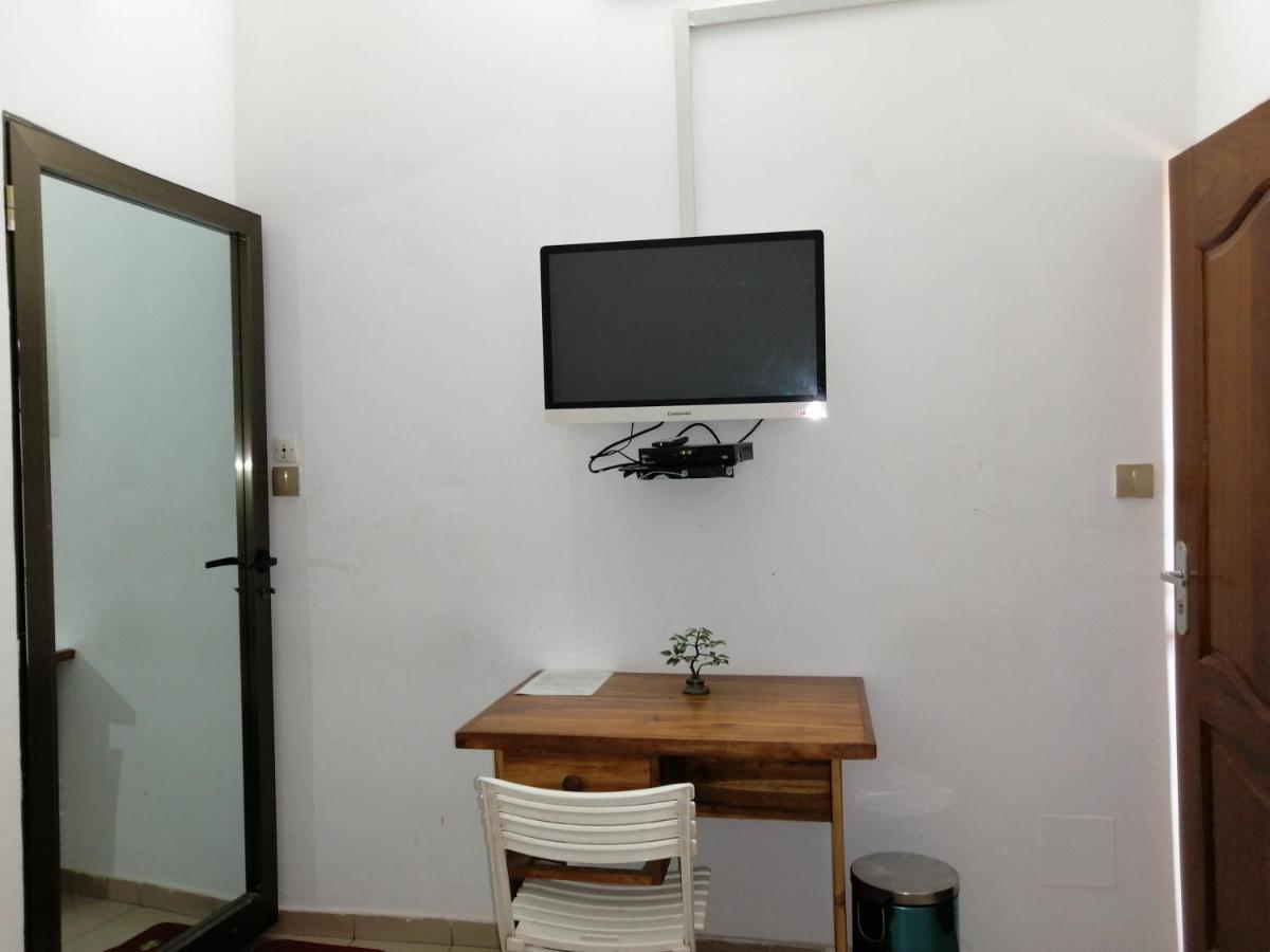 Marys Guest House Ломе Экстерьер фото