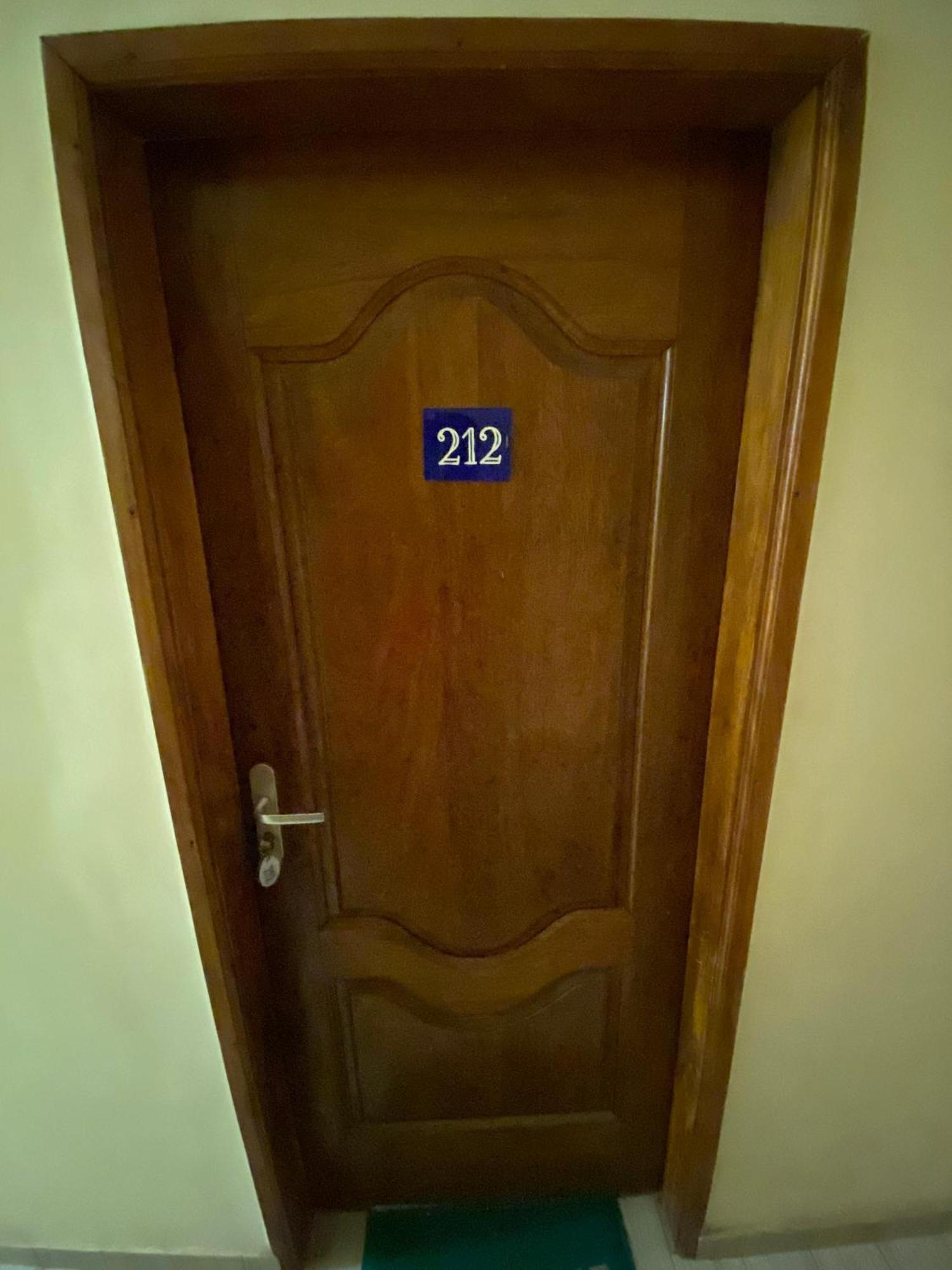 Marys Guest House Ломе Экстерьер фото