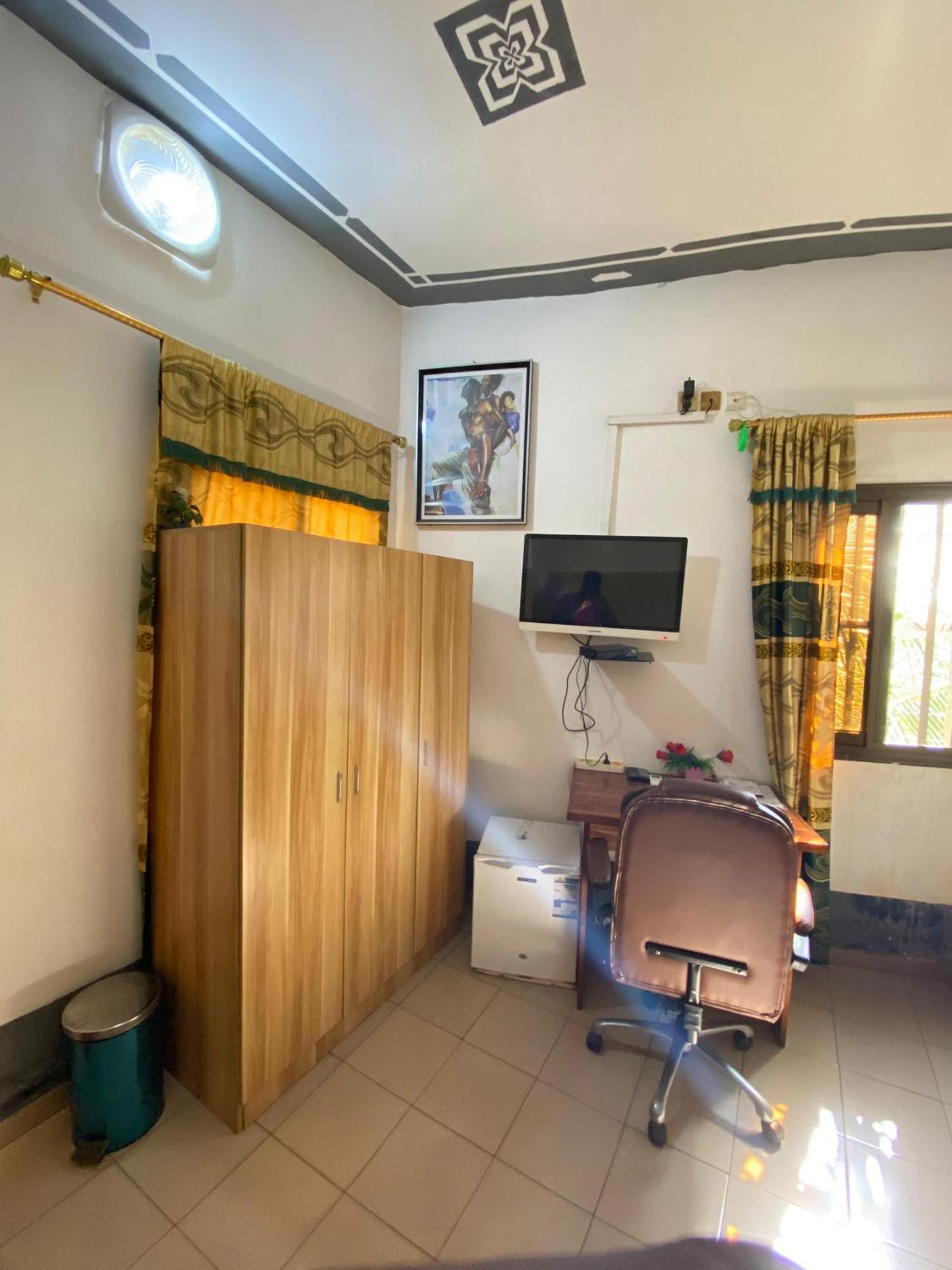 Marys Guest House Ломе Экстерьер фото