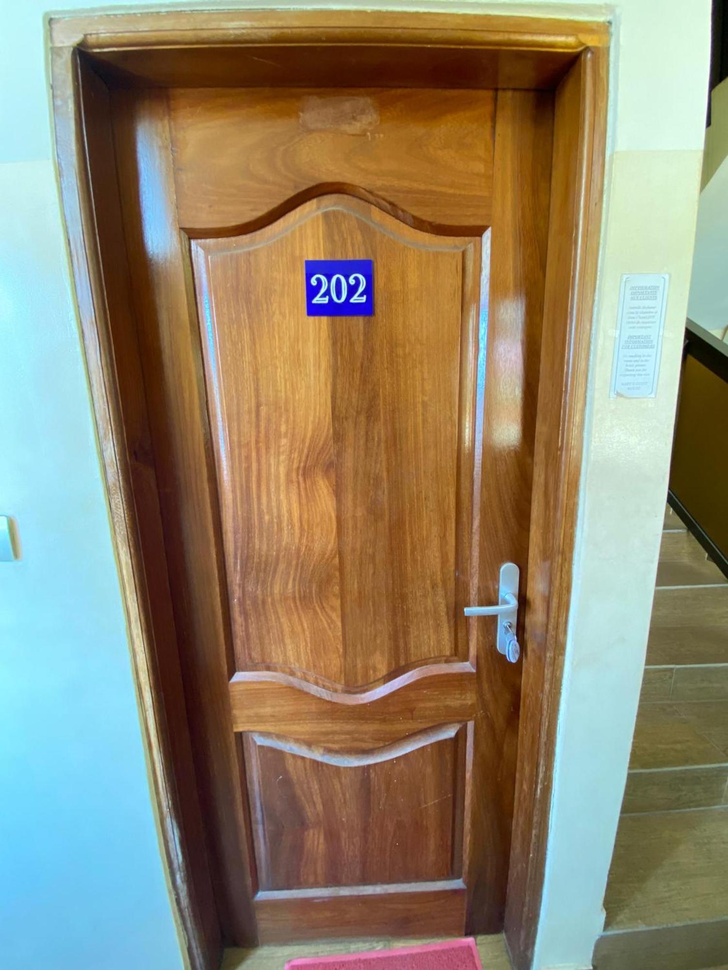 Marys Guest House Ломе Экстерьер фото