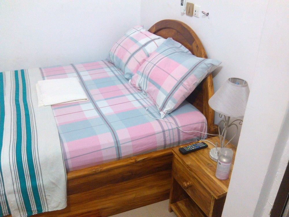 Marys Guest House Ломе Экстерьер фото