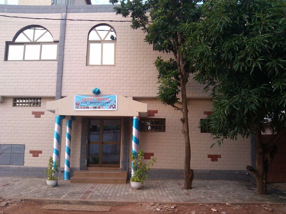 Marys Guest House Ломе Экстерьер фото