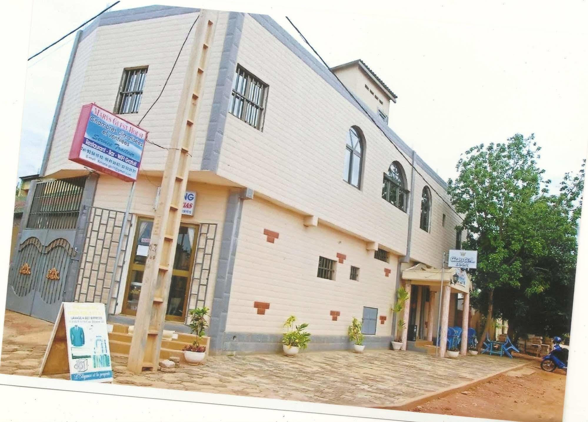 Marys Guest House Ломе Экстерьер фото