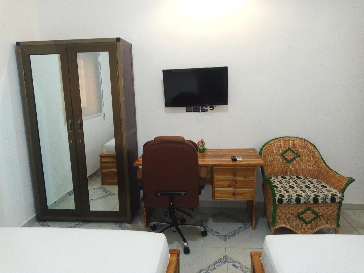 Marys Guest House Ломе Экстерьер фото